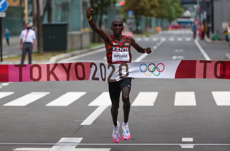 &copy; Reuters.  ８月８日、東京五輪は最終日の、男子マラソンのエリウド・キプチョゲ（ケニア）が２時間０８分３８秒で２連覇を達成した。写真はゴールするキプチョゲ。札幌市で撮影（２０２１年　