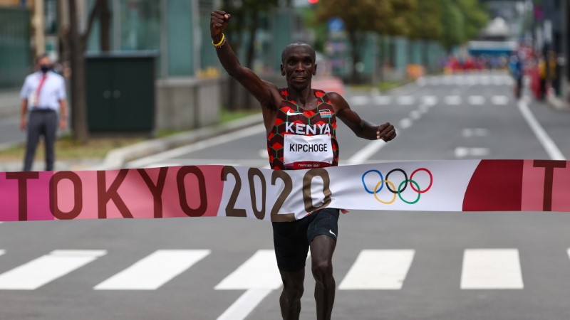 &copy; Reuters. Queniano Eliud Kipchoge cruza linha de chegada da maratona para conquistar o ouro
REUTERS/Kim Hong-Ji