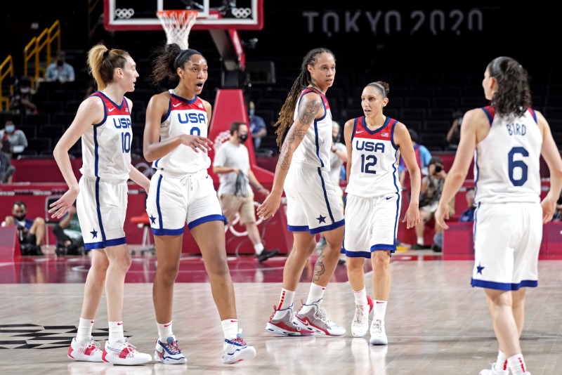 &copy; Reuters. لاعبات المنتخب الأمريكي لكرة السلة خلال مباراة فريقهن أمام اليابان في أولمبياد طوكيو في سايتاما يوم الأحد. صورة لرويترز من يو.إس.إيه توداي س