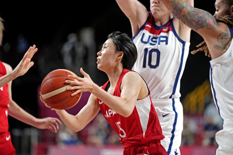&copy; Reuters.   ８月８日、  日本の女子バスケットボール代表は東京五輪の決勝で米国に９０─７５で敗れ、銀メダルとなった。写真は決勝で米国側を攻める本橋。さいたまスーパーアリーナで撮影（２
