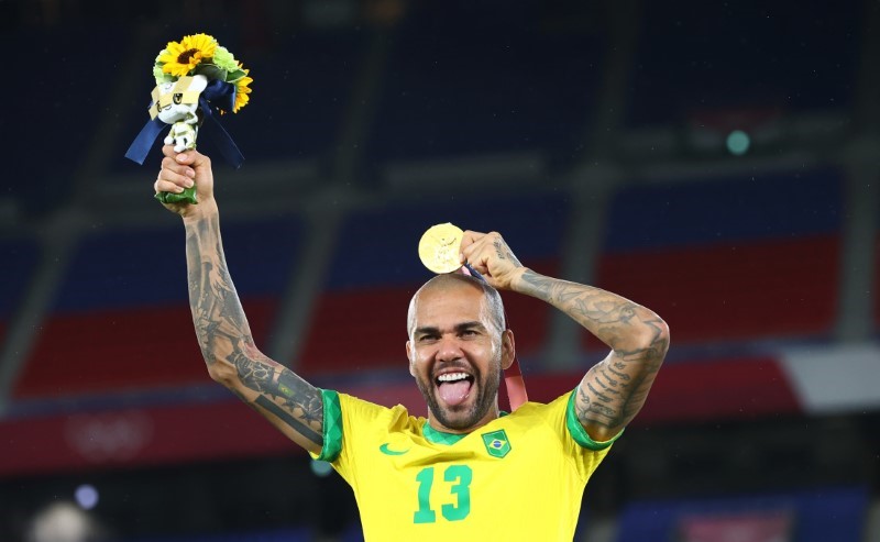 &copy; Reuters. 　サッカー男子ブラジル代表は７日、東京五輪の決勝でスペインを下して金メダルを獲得。３８歳の主将、ＤＦダニ・アウベスが優勝の立役者となった。横浜で７日に撮影（２０２１年　ロ