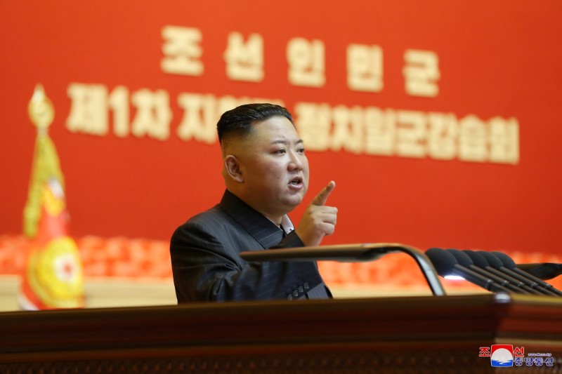 &copy; Reuters. الزعيم الكوري الشمالي كيم جونج أون يتحدث في بيونجيانج في صورة حصلت عليها رويترز من  وكالة الأنباء المركزية الكورية يوم 30 يوليو تموز. (لم تستط