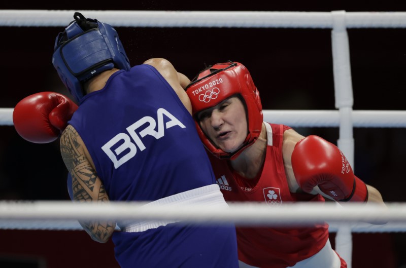 &copy; Reuters. الأيرلندية كيلي آن هارينجتون خلال مباراتها أمام البرازيلية بياتريز فيريرا في وزن الخفيف في الملاكمة للسيدات بأولمبياد طوكيو في طوكيو يوم ا