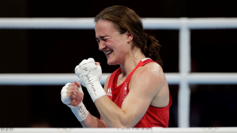© Reuters. الأيرلندية كيلي آن هارينجتون تحتفل بفوزها بذهبية وزن الخفيف في الملاكمة للسيدات بأولمبياد طوكيو في طوكيو يوم الأحد. تصوير: أوسلي مارسلينو - رويترز