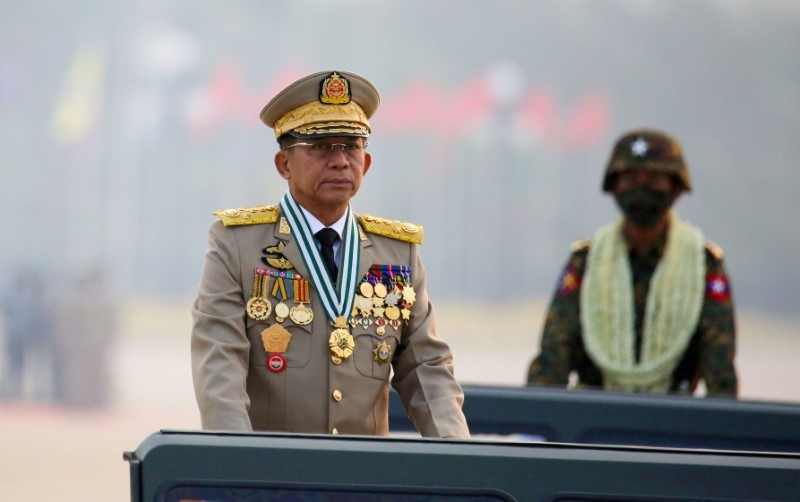 &copy; Reuters. Le général Min Aung Hlaing. Plusieurs manifestations d'opposants à la junte au pouvoir ont été organisées dimanche en Birmanie pour marquer l'anniversaire du soulèvement de 1988, réprimé dans le sang un mois plus tard. /Photo prise le 27 mars 202