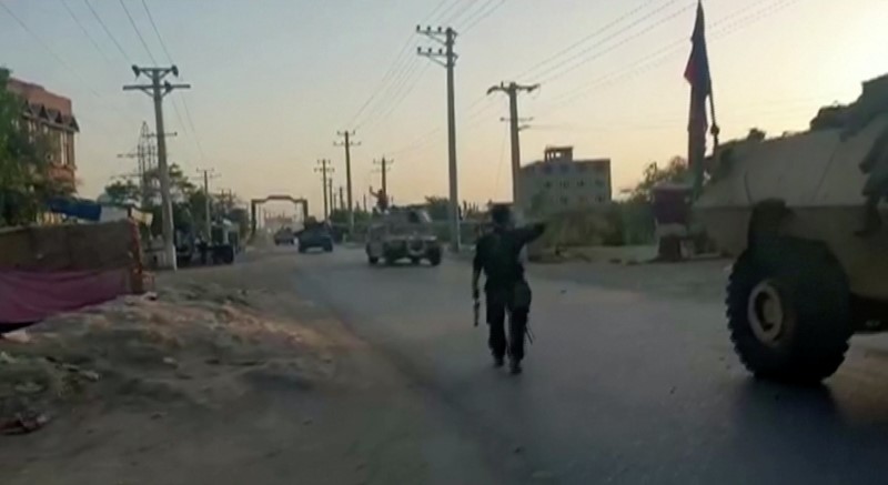 &copy; Reuters. A Kunduz. Les taliban se sont emparés des principaux publics dans la ville afghane de Kunduz et les forces gouvernementales sont acculées à l'aéroport et dans leur base, a-t-on appris dimanche auprès d'un parlementaire. /Image d'une vidéo prise le 7