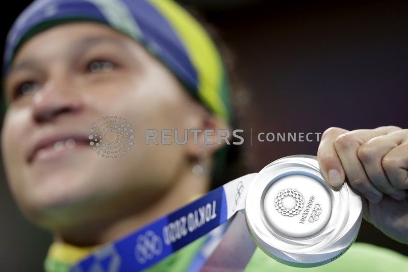 &copy; Reuters. Beatriz Ferreira posa para fotos com medalha de prata do boxe
REUTERS/Ueslei Marcelino