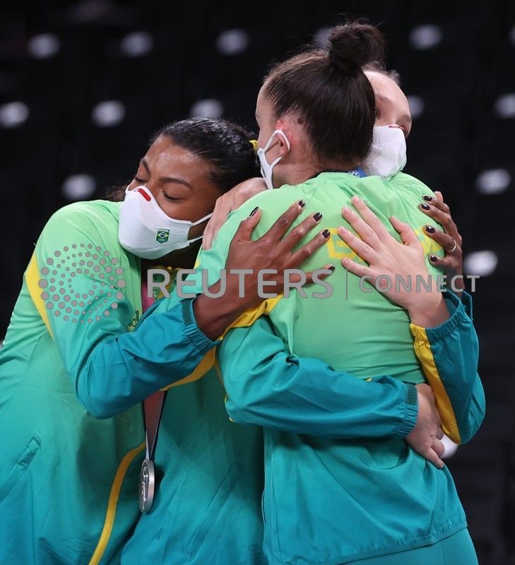 &copy; Reuters. Jogadoras da seleção brasileira feminina de vôlei após receberem a medalha de prata
 REUTERS/Pilar Olivares