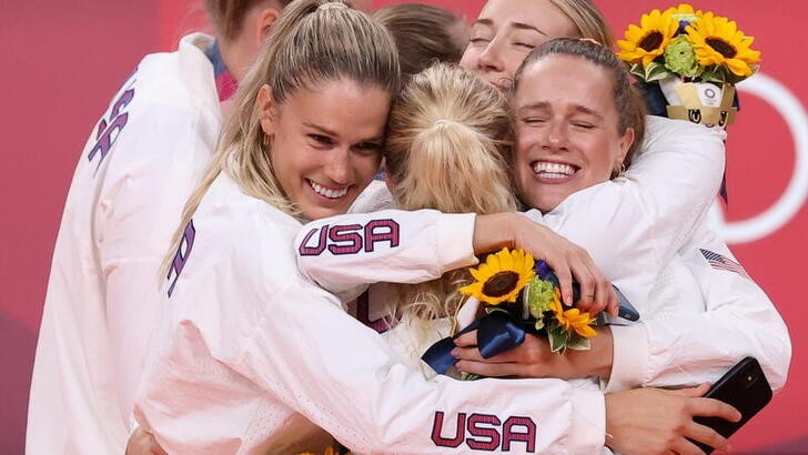 &copy; Reuters. Ago 8, 2021. 
Foto del domingo de las integrantes de la selección estadounidense de voleibol celebrando con sus medallas de oro en el podio. 

REUTERS/Ivan Alvarado
