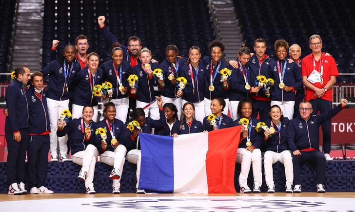 &copy; Reuters. Ago 8, 2021. 
Foto del domingo de la selección francesa femenina de balonmano celebrando el oro en el podio en los Juegos de Tokio. 
REUTERS/Siphiwe Sibeko