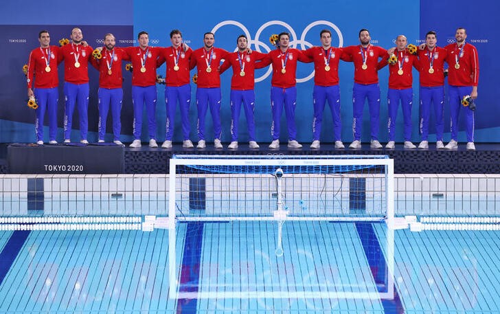 &copy; Reuters. Ago 8, 2021. 
Foto del domingo de la selección de Serbia de waterpolo posando con sus medallas de oro. 
REUTERS/Gonzalo Fuentes