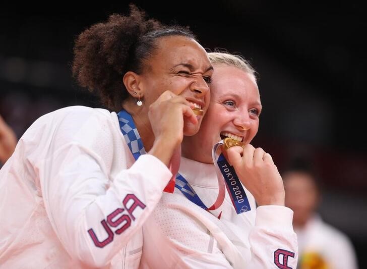 &copy; Reuters. Ago  8, 2021. 
Foto del domingo de Haleigh Washington y Jordyn Poulter posando con la medalla de oro de la selección de voleibol de Estados Unidos en los Juegos de Tokio. 
REUTERS/Pilar Olivares