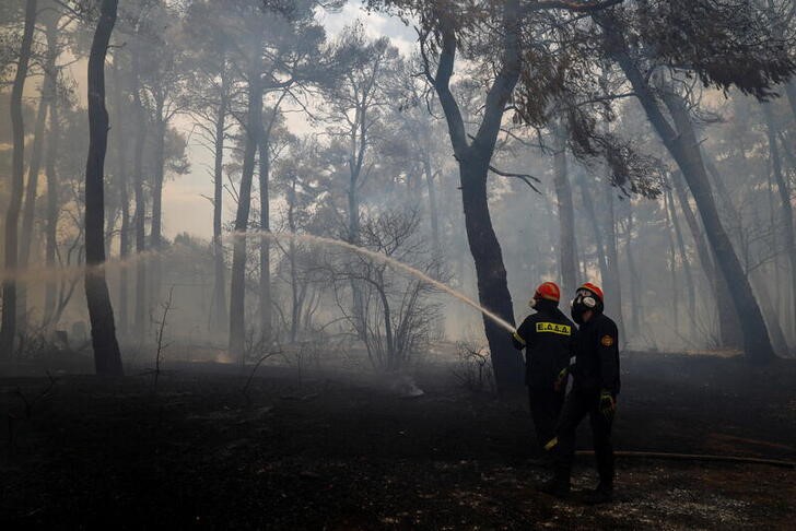 &copy; Reuters. Bomberos luchan por apagar un foco de incendio forestal en la aldea de Krioneri, al norte de Atenas, Grecia. Agosto 6, 2021. REUTERS/Costas Baltas