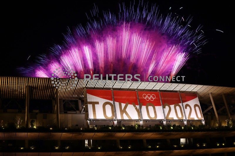 &copy; Reuters. Fogos de artifício durante cerimônia de encerramento da Olimpíada de Tóquio
 REUTERS/Thomas Peter