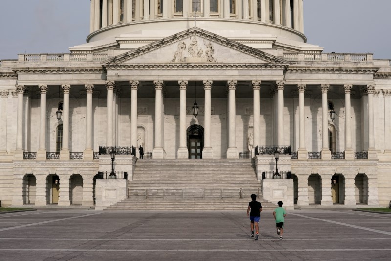 &copy; Reuters. FILE PHOTO: Kids visiting from Houston, Texas run to the Capitol steps as Republican and Democratic leaders continue to work on an amendment to the bipartisan infrastructure bill at the U.S. Capitol in Washington, DC, U.S., August 7, 2021. REUTERS/Ken Ced