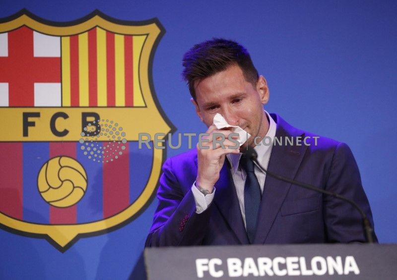 &copy; Reuters. Messi se despede do Barcelona entre lágrimas e diz que negocia com o PSG
REUTERS/Albert Gea