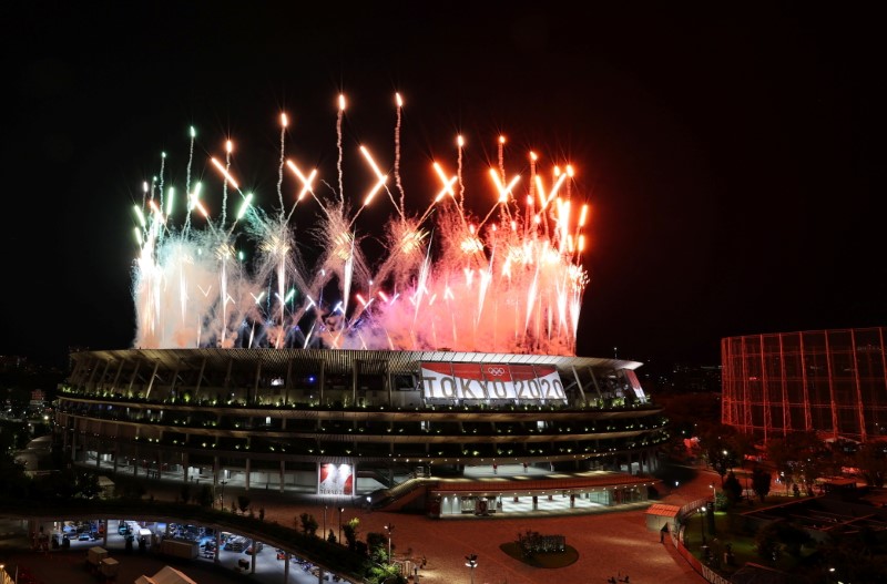 © Reuters. Tokyo 2020 Olympics - The Tokyo 2020 Olympics Closing Ceremony - Olympic Stadium, Tokyo, Japan - August 8, 2021. General view of fireworks outside the stadium during the closing ceremony REUTERS/Thomas Peter 