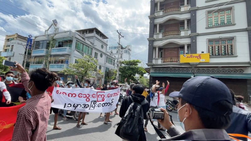© Reuters. Anti-coup protesters display a banner during a march on the anniversary of a 1988 uprising, in Mandalay, Myanmar August 8, 2021 in this still image obtained by Reuters from a social media video