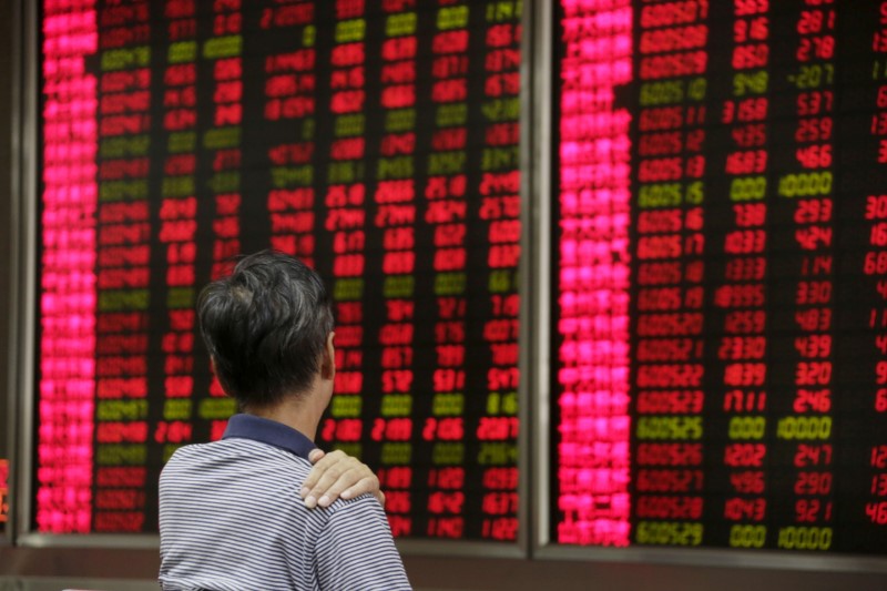 &copy; Reuters. FILE PHOTO: An investor looks at an electronic board showing stock information at a brokerage house in Beijing, August 27, 2015. REUTERS/Jason Lee/File Photo