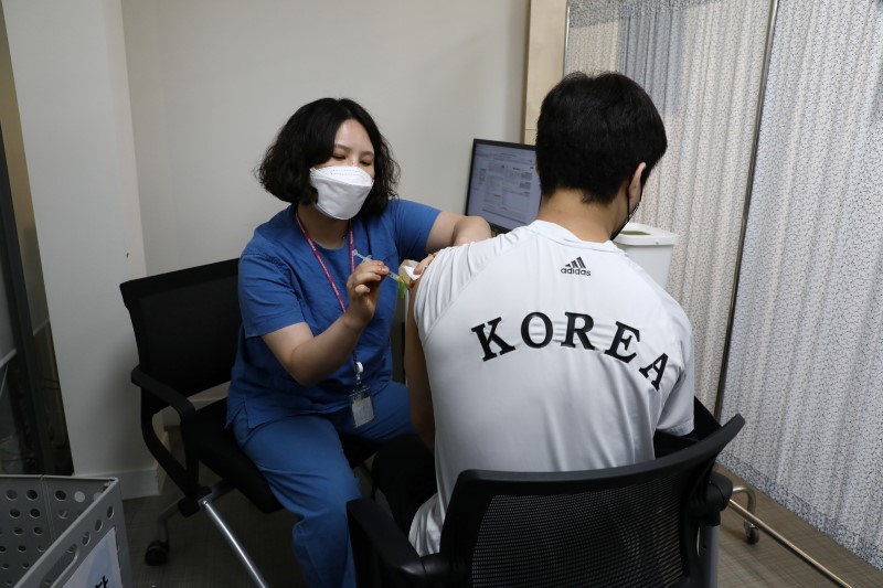&copy; Reuters. La Corée du Sud permet à l'ensemble des adultes du pays de prendre à compter de ce lundi un rendez-vous pour une vaccination contre le COVID-19, alors qu'elle peine à contenir une résurgence de l'épidémie qui touche principalement les jeunes adulte