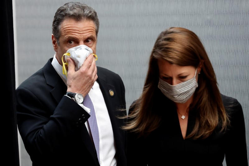 © Reuters. حاكم ولاية نيويورك أندرو كومو وسكرتيرته ميليسا ديروزا  في نيويورك بصورة من أرشيف رويترز.