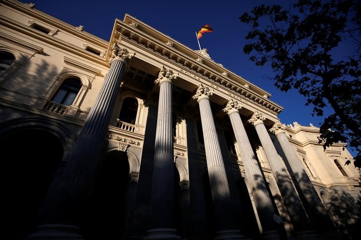 &copy; Reuters. FOTO DE ARCHIVO: Una bandera española sobre el edificio de la Bolsa de Madrid, España, el 1 de junio de 2016. REUTERS/Juan Medina