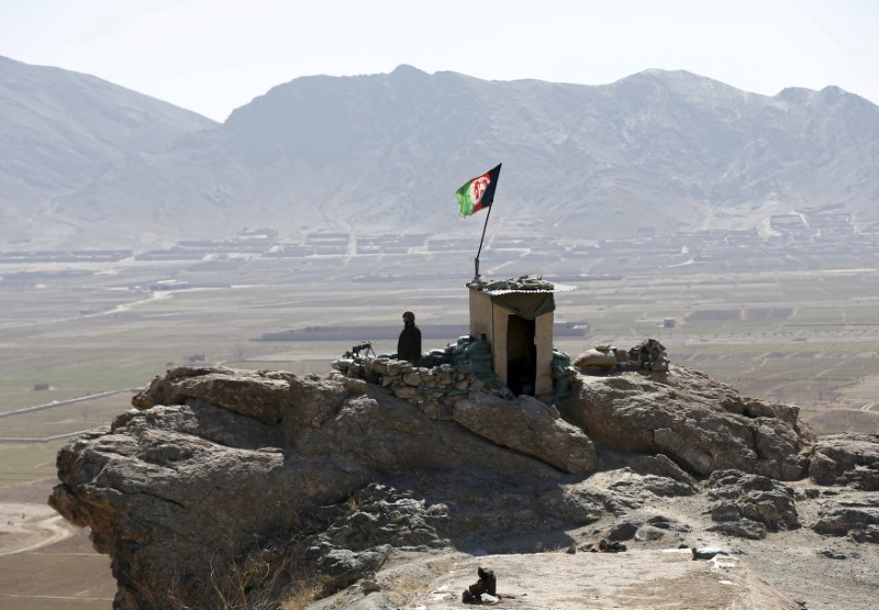 &copy; Reuters. Un soldat de l'armée afghane à un poste de contrôle dans la province de Logar. Des combattants taliban présumés ont tué le directeur d'une station de radio afghane à Kaboul et enlevé un journaliste dans la province de Helmand, ont indiqué lundi d