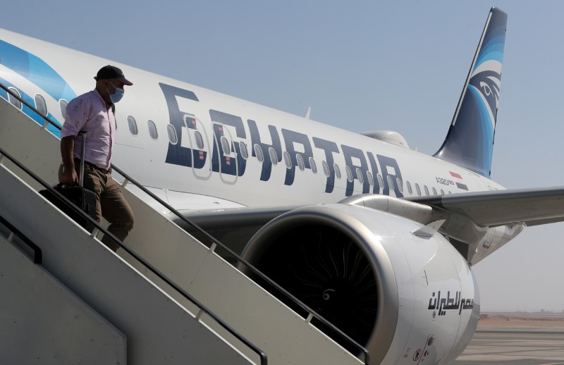 © Reuters. طائرة تابعة لمصر للطيران في مطار الغردقة الدولي في صورة من أرشيف رويترز.
