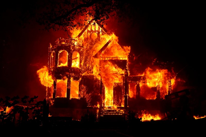 &copy; Reuters. FILE PHOTO: A home is seen fully engulfed in flames during the Glass Fire in St. Helena, California, U.S. September 27, 2020. REUTERS/Stephen Lam/File Photo