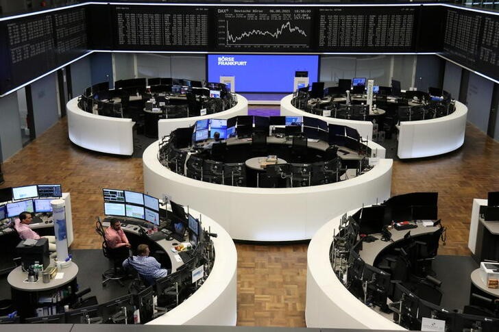 © Reuters. The German share price index DAX graph is pictured at the stock exchange in Frankfurt, Germany August 6, 2021. REUTERS/Staff