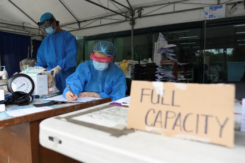 &copy; Reuters. FOTO DE ARCHIVO: Trabajadores sanitarios clasifican los expedientes de los pacientes en una zona de triaje del Hospital de Santa Ana, donde se muestra un cartel que indica que la instalación del hospital para la enfermedad por coronavirus (COVID-19) est