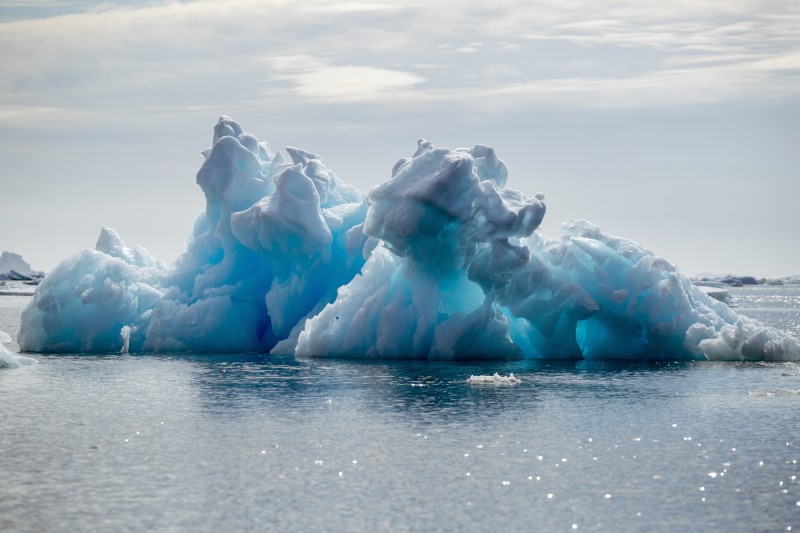 &copy; Reuters. جبل جليدي يطفو فوق الماء قرب مضيق في جرينلاند - صورة من أرشيف رويترز
