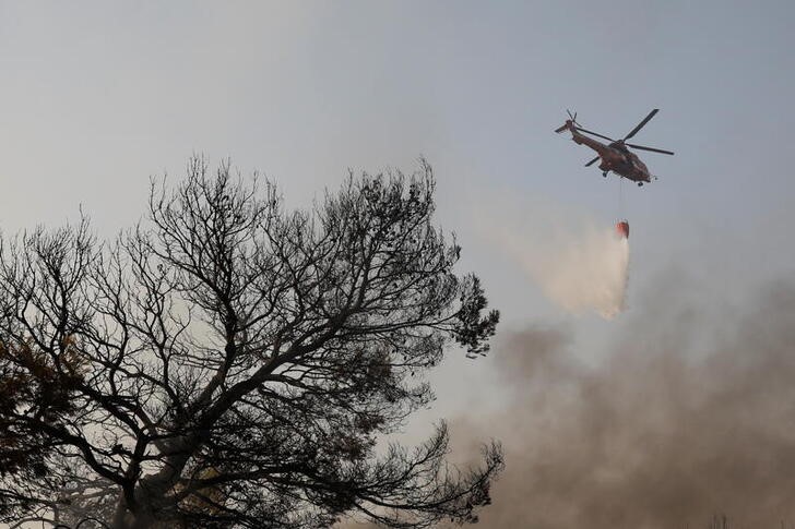 &copy; Reuters. Grande incêndio irrompe ao norte de Atenas, Grécia
04/08/2021 REUTERS/Costas Baltas