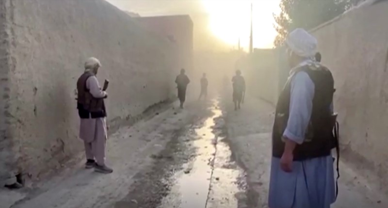 &copy; Reuters. Des commandos de l'armée afghane ont lancé lundi une contre-attaque à Kunduz, dans le nord du pays, au lendemain de la prise de cette ville stratégique par les taliban, tandis que les civils fuyaient les combats pour tenter de gagner la capitale, Kabo