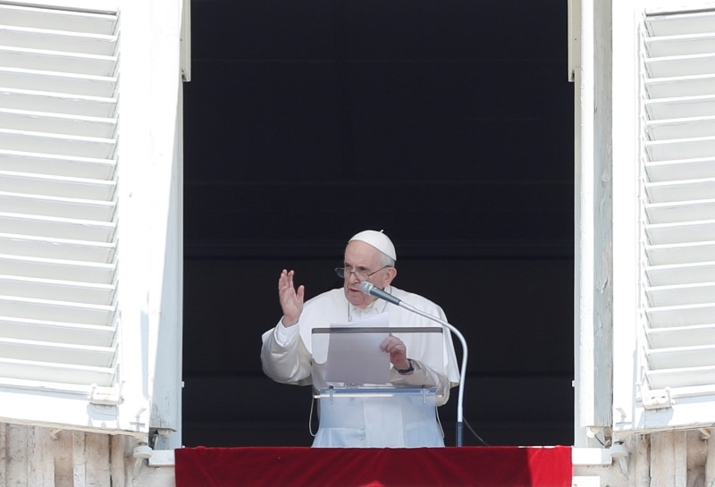 &copy; Reuters. البابا يصلي في الفاتيكان يوم 18 يوليو تموز. تصوير. ريمو كاسيلي - رويترز

