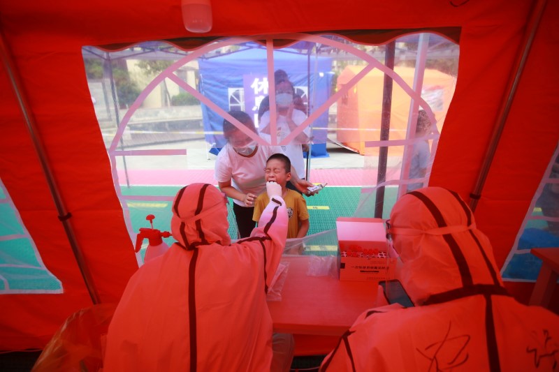 &copy; Reuters. Profissional de saúde faz teste de Covid-19 em morador de Yangzhou, na China
09/08/2021
China Daily via REUTERS