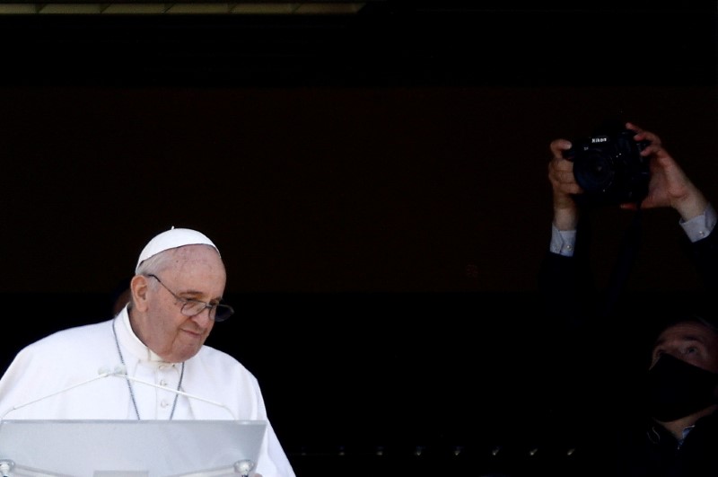 &copy; Reuters. El Papa Francisco encabeza el rezo del Angelus desde el Hospital Gemelli, Roma, Italia, 11 julio 2021.
REUTERS/Guglielmo Mangiapane