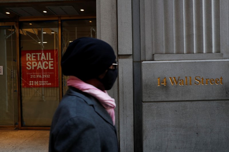 &copy; Reuters. Imagen de archivo de una persona pasando por Wall Street, en el distrito financiero de Nueva York, EEUU.
