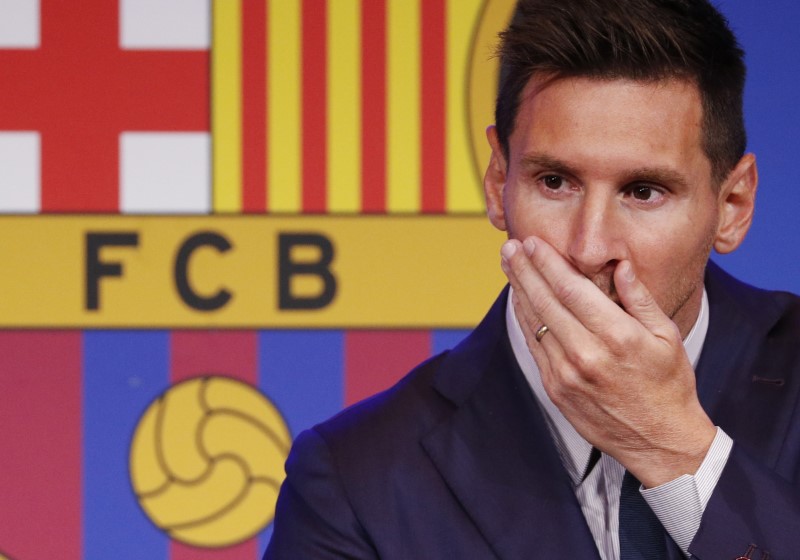 &copy; Reuters. Un membre du club de football du FC Barcelone a porté plainte en France et auprès de la CE pour empêcher un éventuel départ de Messi au PSG. /Photo prise le 8 août 2021/REUTERS/Albert Gea