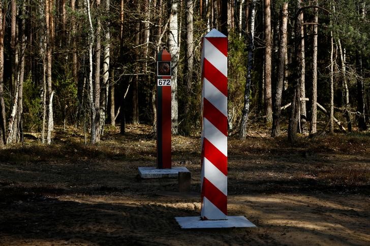 &copy; Reuters. Border signs are pictured at the Polish-Belarusian border near Stanowisko village, Poland March 24, 2017. Picture taken on March 24, 2017. REUTERS/Kacper Pempel