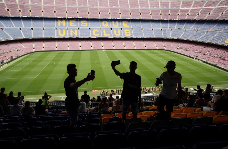 &copy; Reuters. Diversi tifosi allo stadio Camp Nou a Barcellona. REUTERS/Albert Gea