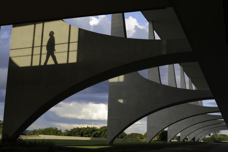 &copy; Reuters. Colunas do Palácio do Planalto, Brasília
02/04/2014
REUTERS/Ueslei Marcelino
