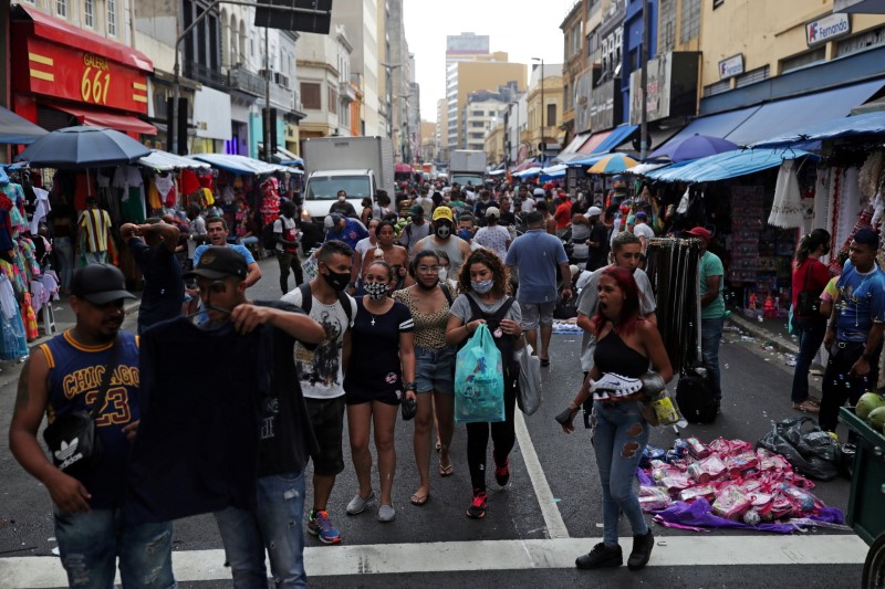 &copy; Reuters. Pessoas caminham na rua 25 de Março, de comércio popular, em São Paulo 
21/12/2020
REUTERS/Amanda Perobelli