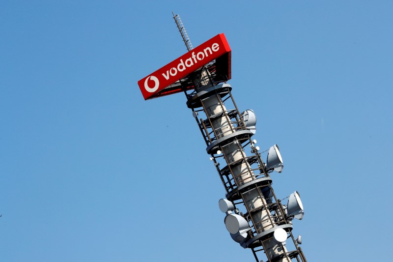 &copy; Reuters. A partir de janvier, Vodafone va rétablir les frais d'itinérance (roaming) dans l'UE pour ses clients britanniques. /Photo d'archives/REUTERS/Fabrizio Bensch