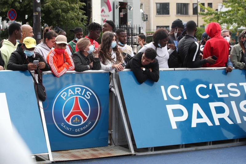 &copy; Reuters. Torcedores do PSG aguardam chegada de Messi a Paris
09/08/2021
REUTERS/Yves Herman