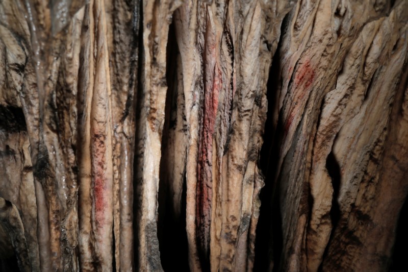 &copy; Reuters. Marcas rojas de ocre que fueron pintadas en las estalagmitas por los neandertales hace unos 65.000 años, según un estudio internacional, se ven en una cueva prehistórica en Ardales, al sur de España, el 7 de agosto de 2021. REUTERS/Jon Nazca