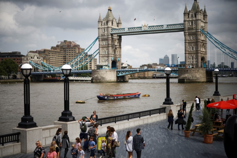&copy; Reuters. جسر البرج الشهير في لندن - صورة من أرشيف رويترز.