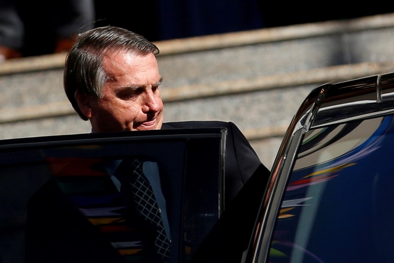 &copy; Reuters. FOTO DE ARCHIVO: El presidente de Brasil, Jair Bolsonaro, sube a un vehículo tras asistir a una misa en una iglesia católica en Brasilia, Brasil. 1 de julio de 2021. REUTERS/Adriano Machado