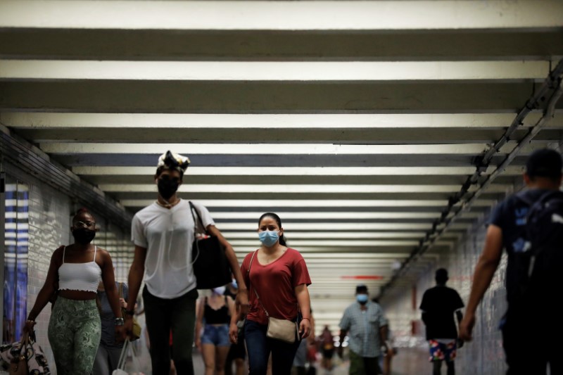 &copy; Reuters. FILE PHOTO: People wear masks as they pass through a pedestrian subway as cases of the infectious coronavirus Delta variant continue to rise in New York City, New York, U.S., July 26, 2021. REUTERS/Andrew Kelly