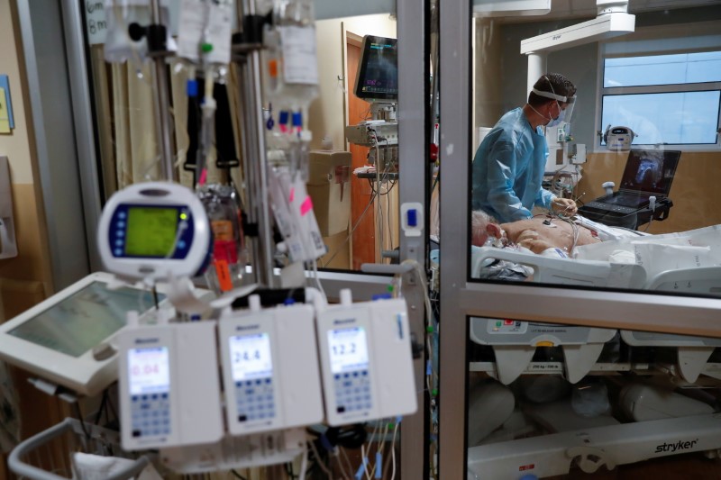 © Reuters. FILE PHOTO: A critical care respiratory therapist works with a coronavirus disease (COVID-19) positive patient in the intensive care unit (ICU) at Sarasota Memorial Hospital in Sarasota, Florida, February 11, 2021. REUTERS/Shannon Stapleton